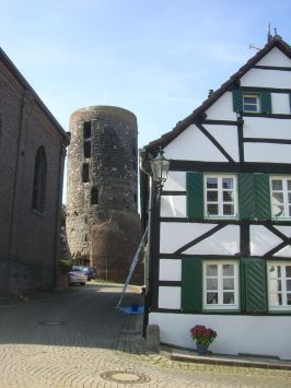 Liedberg : Mühlenturm, von der Schloßstraße aus gesehen, Historischer Ortskern